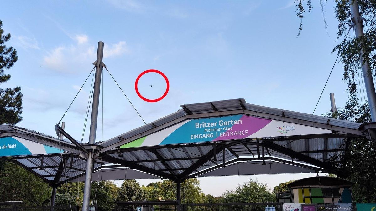 Autistisches Kind im Britzer Garten vermisst, stundenlange Suche, Hubschraubereinsatz, Neukölln