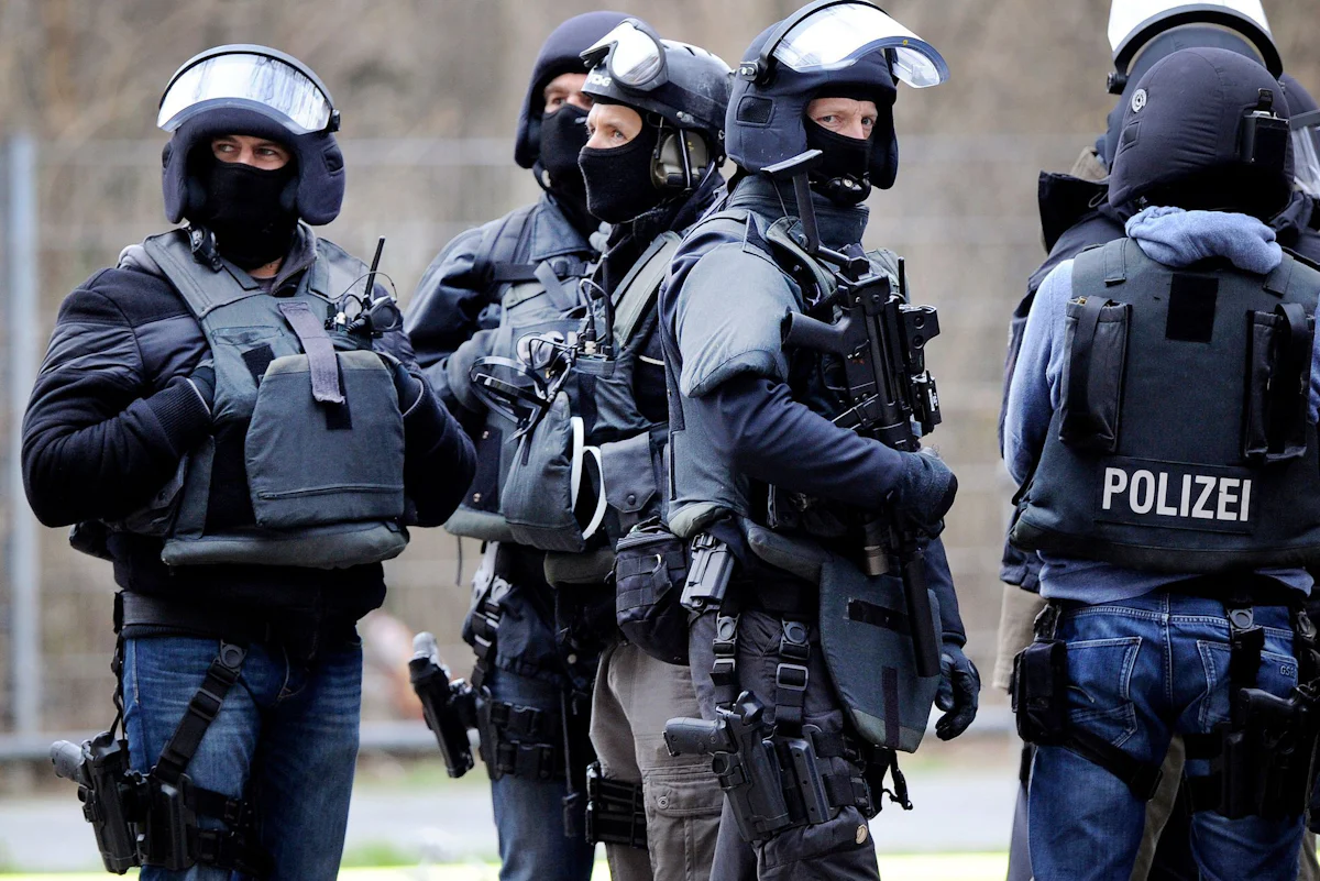 SEK-Einsatz in Köln - Mann mit Machete in Wohnung festgenommen - Panorama