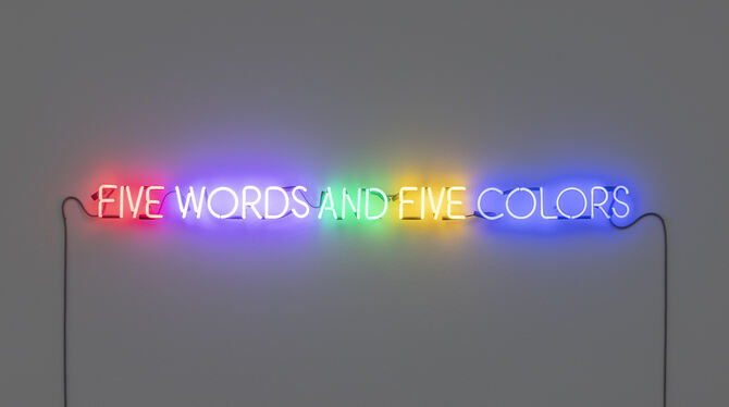 So plakativ wie hintergründig: Joseph Kosuths Leuchtinstallation »Five Words And Five Colors - A Description«.
