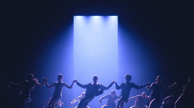 Tanz in dunklen Zeiten - die Hofesh Shechter Company gastiert mit »Theatre of Dreams«.