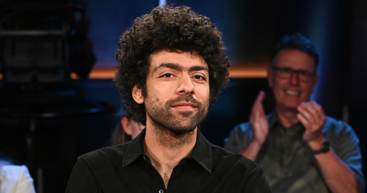 "NDR Talk Show": Als Noah Becker seine Socken zeigt, erntet er Applaus