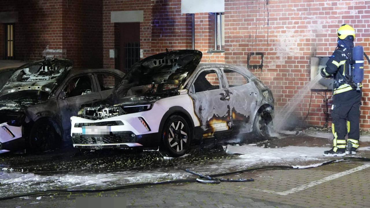 Leipzig: Feuerwehr löscht mehrere Autobrände | Regional