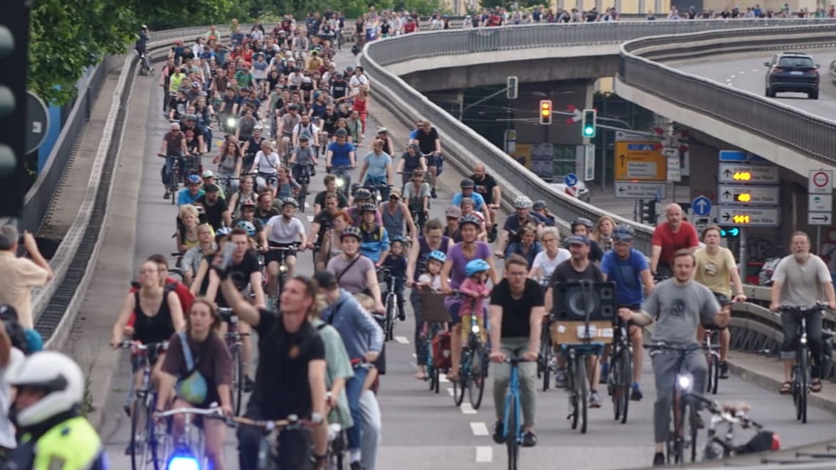 Halle: Unbekannter schießt auf Rad-Demonstranten | Regional