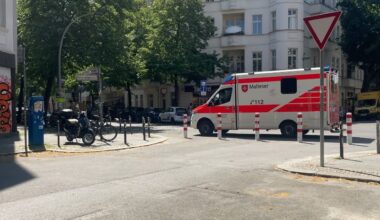 Sanitäter mussten laufen: Poller blocken Rettungswagen in Berlin | Regional