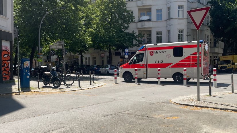 Sanitäter mussten laufen: Poller blocken Rettungswagen in Berlin | Regional