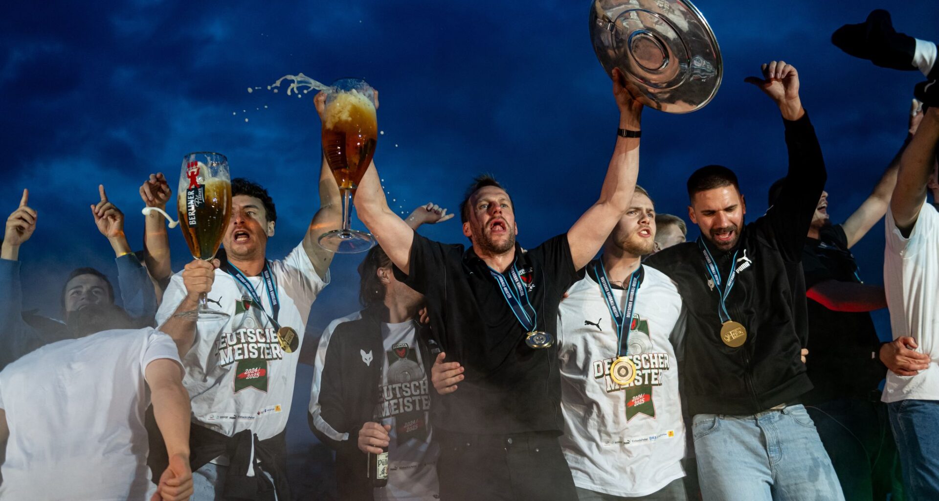 Füchse Berlin im Meisterrausch: "Wir sind nicht fertig" - Handball News