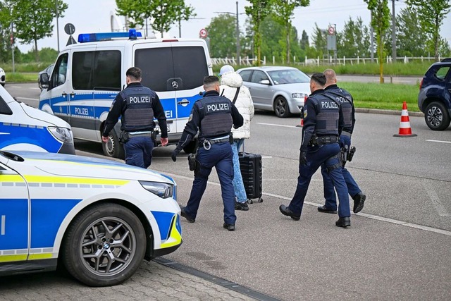 Grenzkontrollen sind in Europa wieder ...te weisen einen Mann an der Grenze ab.  | Foto: Marius Bulling (dpa)