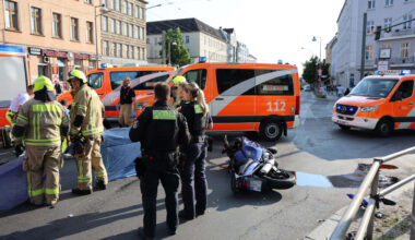 Schlimmer Unfall in Berlin: Motorradfahrer kracht gegen Notarzt | Regional