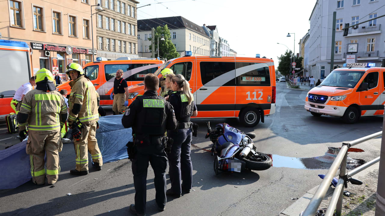 Schlimmer Unfall in Berlin: Motorradfahrer kracht gegen Notarzt | Regional
