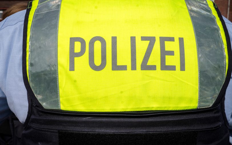 Die Polizei muss sich auf immer mehr gefährliche Gegenstände bei Personen einstellen - die Weste schützt dabei gegen Messerstiche im Bauchbereich.