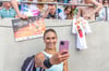 Valarie Allman aus den USA machte mit jungen Fans auch gemeinsame Selfies.