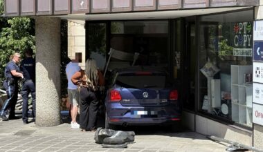 Auto erfasst Fußgänger und prallt gegen Hausfassade