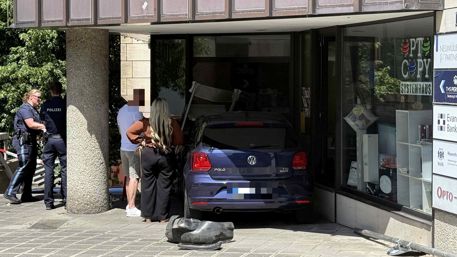 Auto erfasst Fußgänger und prallt gegen Hausfassade