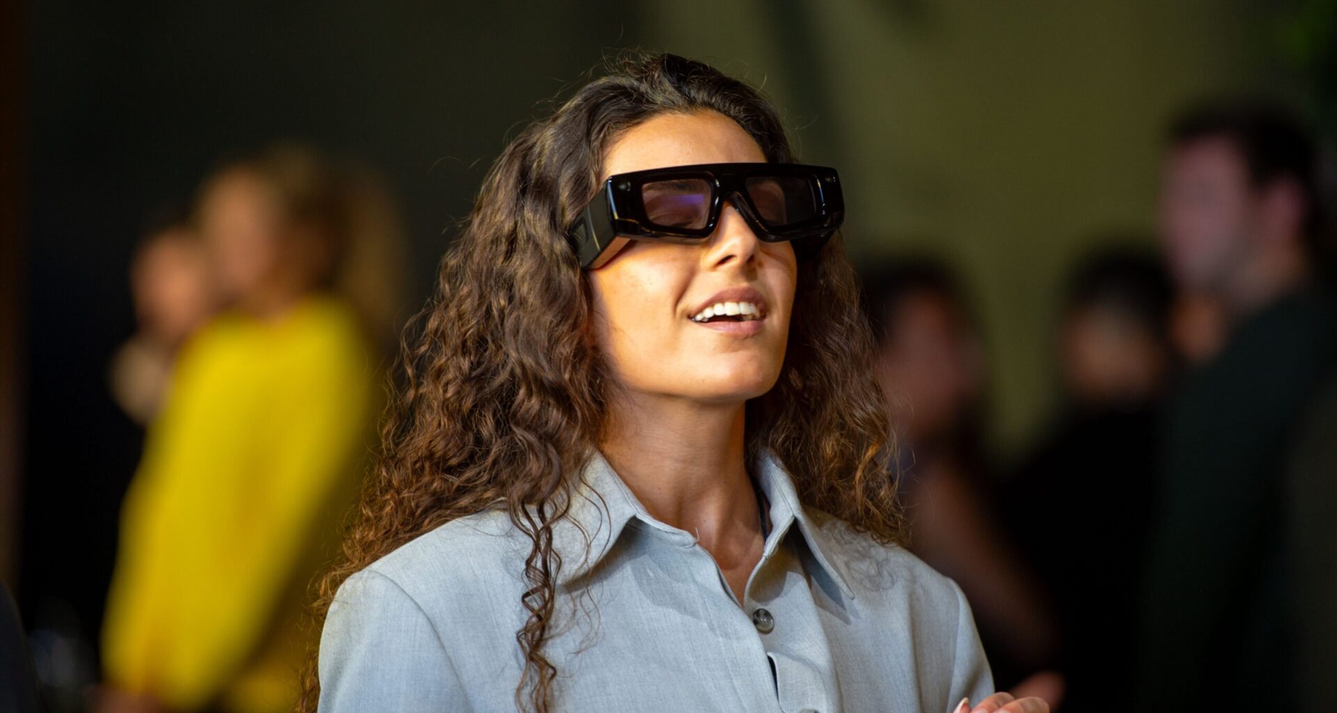 Eine Nutzerin probiert die Snapchat-Brille