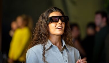 Eine Nutzerin probiert die Snapchat-Brille