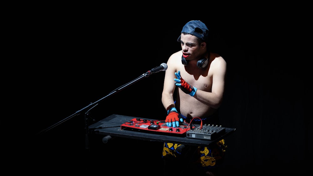 Tanztheater mit hohem Energielevel: Ein Mitglied des inklusiven Ensembles Dançando com a Diferença.