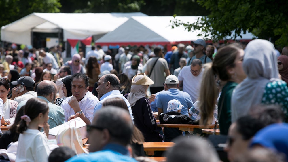 Tausende sind in den Luitpoldpark gekommen,...