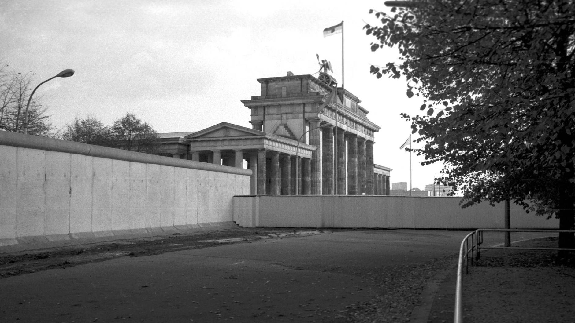 Die Berliner Mauer am Brandenburger Tor: 155 Kilometer lang war das Monstrum aus Beton und Stacheldraht, teilte 28 Jahre lang die Stadt Berlin und Deutschland. Mindestens 140 Menschen wurden an der Mauer getötet.