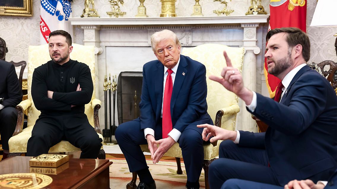 Spielten ihrem Verbündeten Wolodymyr Selenskyj böse mit bei einem Pressetermin im Weißen Haus: J.D. Vance (rechts) und US-Präsident Donald Trump.