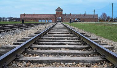 Vorfall in Auschwitz: Zwei Greifswalder Neuntklässler fliegen nach rechtsextremer Geste von der Schule