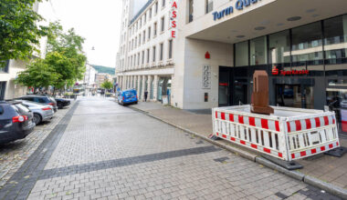 Neue Kunst in der Poststraße: Skulptur vor der Sparkasse in Pforzheim - Kultur