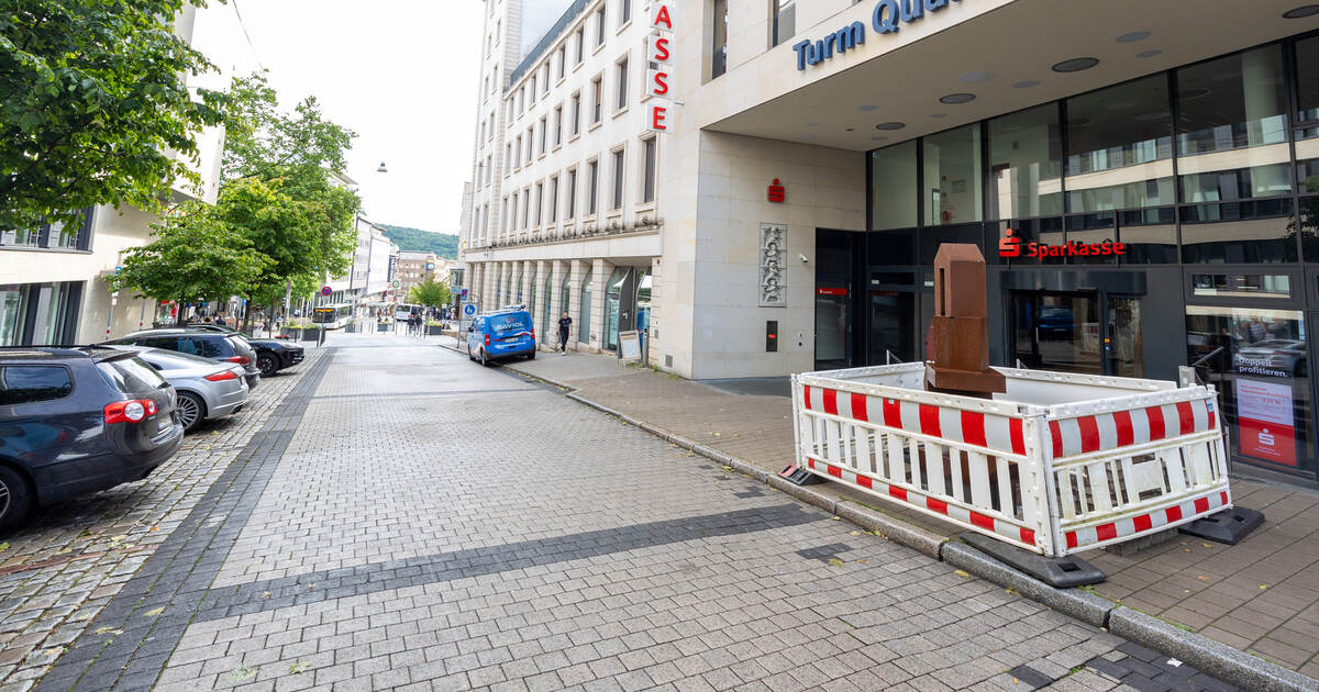 Neue Kunst in der Poststraße: Skulptur vor der Sparkasse in Pforzheim - Kultur