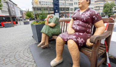 Achtung, vermisst: Geköpfte Skulptur am "Leo" erinnert an die verschwundenen Drei Grazien - Pforzheim