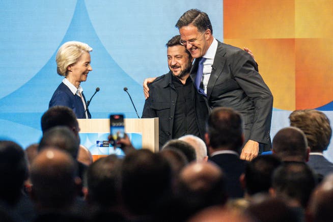 Die EU-Kommissions-Präsidentin Ursula von der Leyen und der Nato-Generalsekretär Mark Rutte (rechts) herzen ihren «Freund», den ukrainischen Präsidenten Wolodimir Selenski.