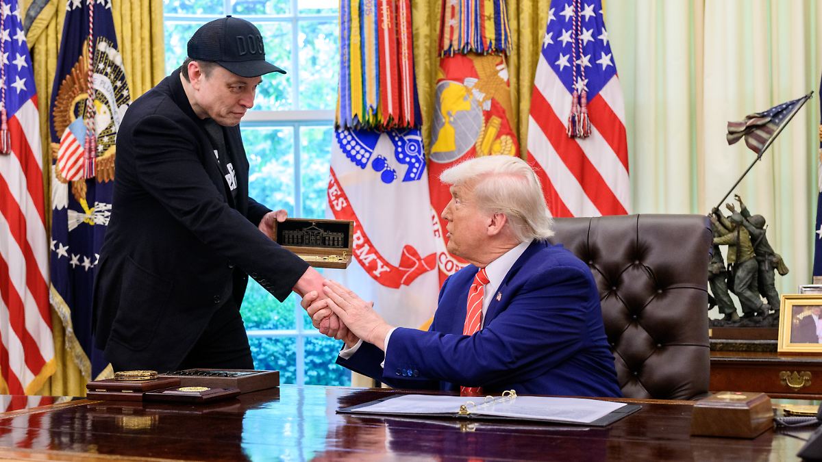 Vater meldet sich aus Russland: Elon Musk teilt wieder brav Trump-Beiträge
