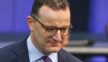 Was er "nie wieder" machen würde: Spahn verteidigt Maskenkäufe mit "finanziellen Risiken"