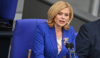 "Plenarsaal ist keine Bühne": Klöckner fordert angemesseneren Kleidungsstil im Bundestag