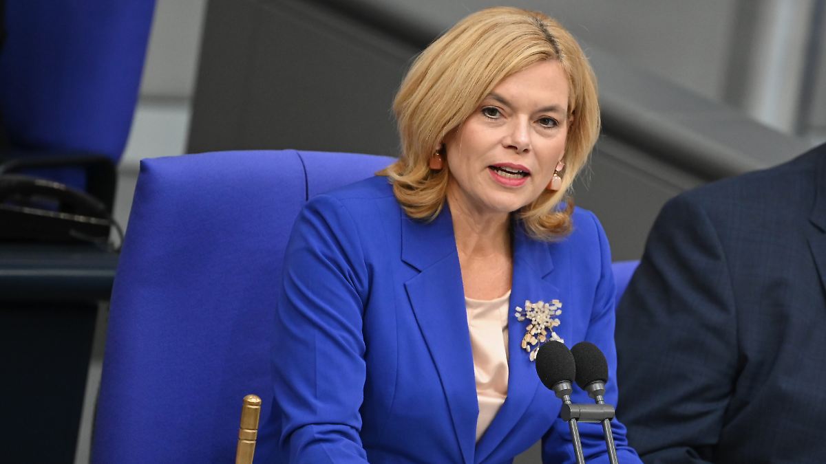 "Plenarsaal ist keine Bühne": Klöckner fordert angemesseneren Kleidungsstil im Bundestag