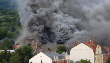 Großeinsatz der Feuerwehr: Frühere Staatsoperette in Dresden brennt lichterloh
