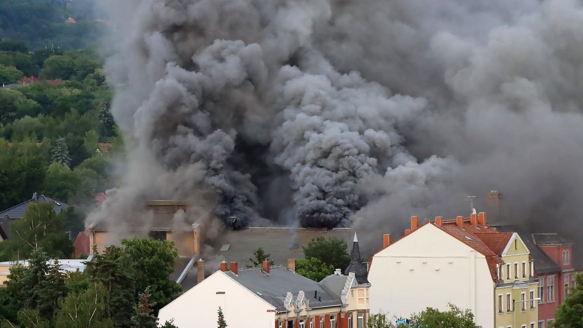 Großeinsatz der Feuerwehr: Frühere Staatsoperette in Dresden brennt lichterloh