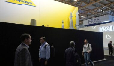 Schwarze Wände verhüllten den Stand unter anderem von Elbit Systems