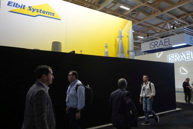 Schwarze Wände verhüllten den Stand unter anderem von Elbit Systems