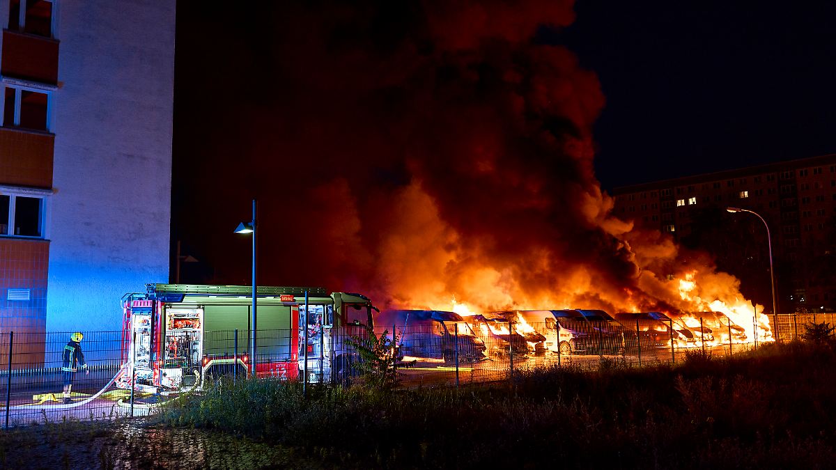 Zweites Großfeuer in einer Woche: Telekom und Amazon betroffen: 36 Transporter brennen in Berlin
