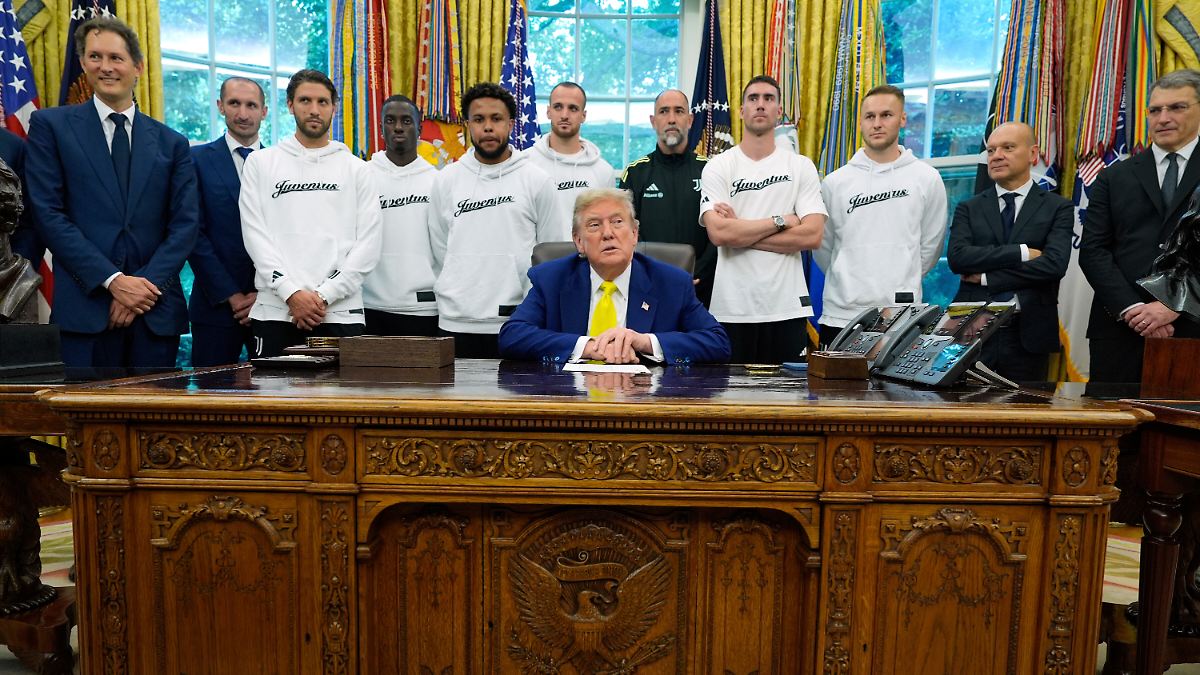 Frauen in der Mannschaft?: Trump sorgt bei absurdem Fußball-Termin für peinlichen Moment
