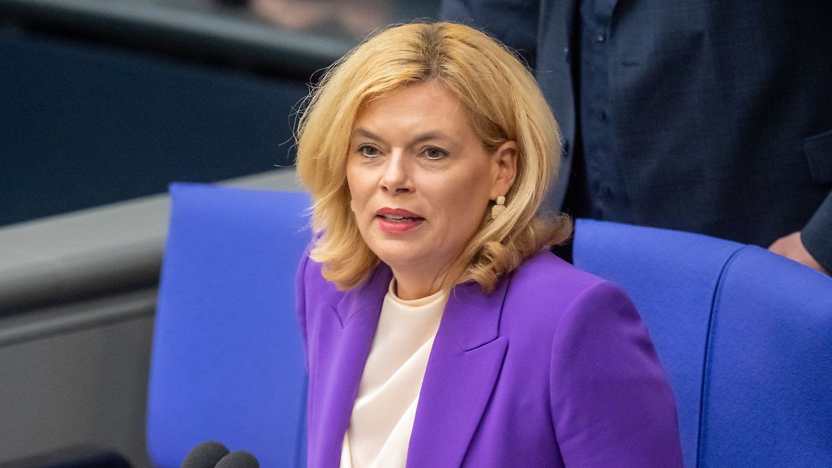 "Dann auch Vatikanflagge hissen": Klöckner erklärt ihr Regenbogenflaggenverbot am Bundestag