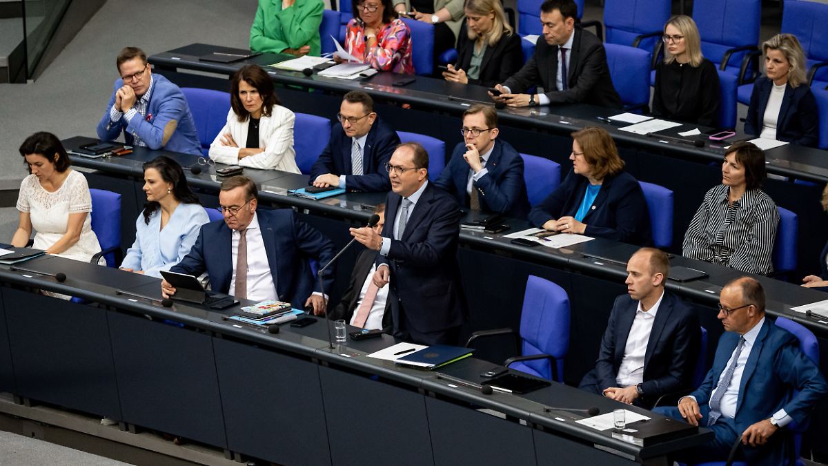 Nach emotionaler Debatte: Bundestag setzt Familiennachzug von Geflüchteten aus