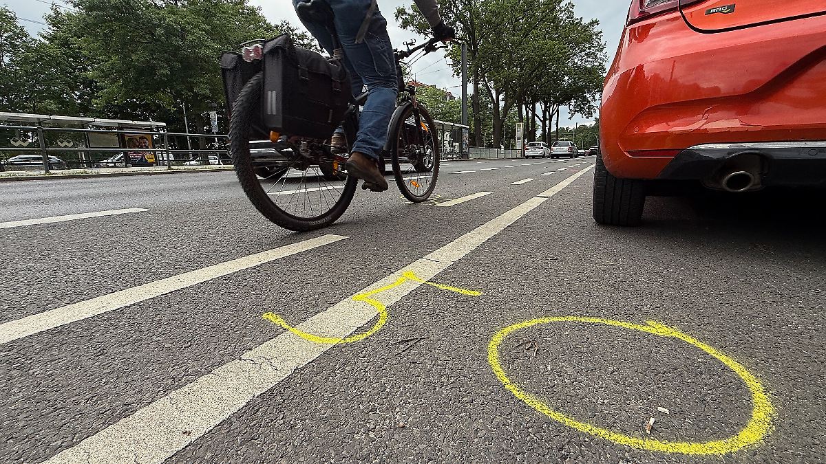 Unbeteiligte Frau stirbt bei Autorennen in Berlin - 30 Meter weit geschleudert