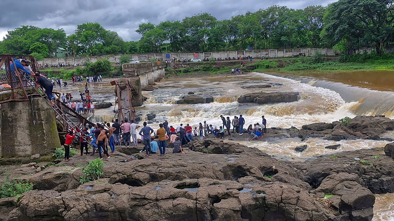Indien: Brücken-Einsturz! Mehrere Tote befürchtet - BILD