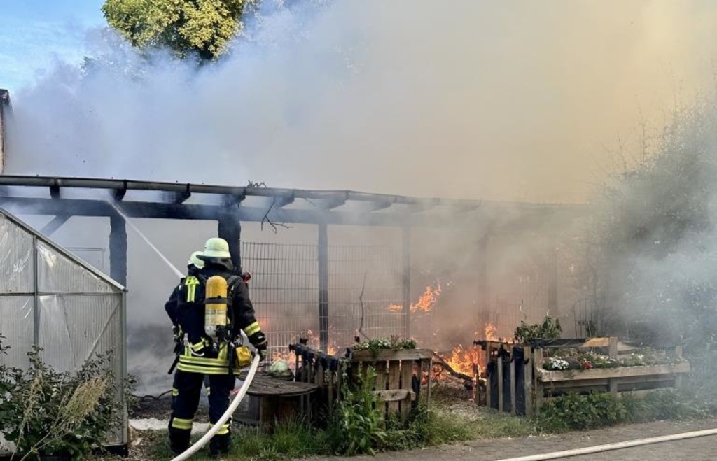 Brennender Holzpavillon auf Schulgelände in Augsburg