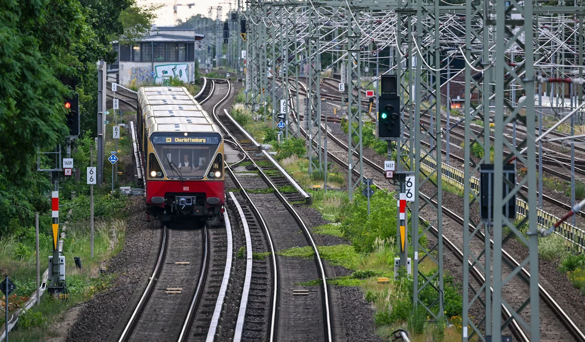 Unwetter - Nach Sturm-Chaos: Bahn-Verkehr in Berlin beruhigt sich - Panorama