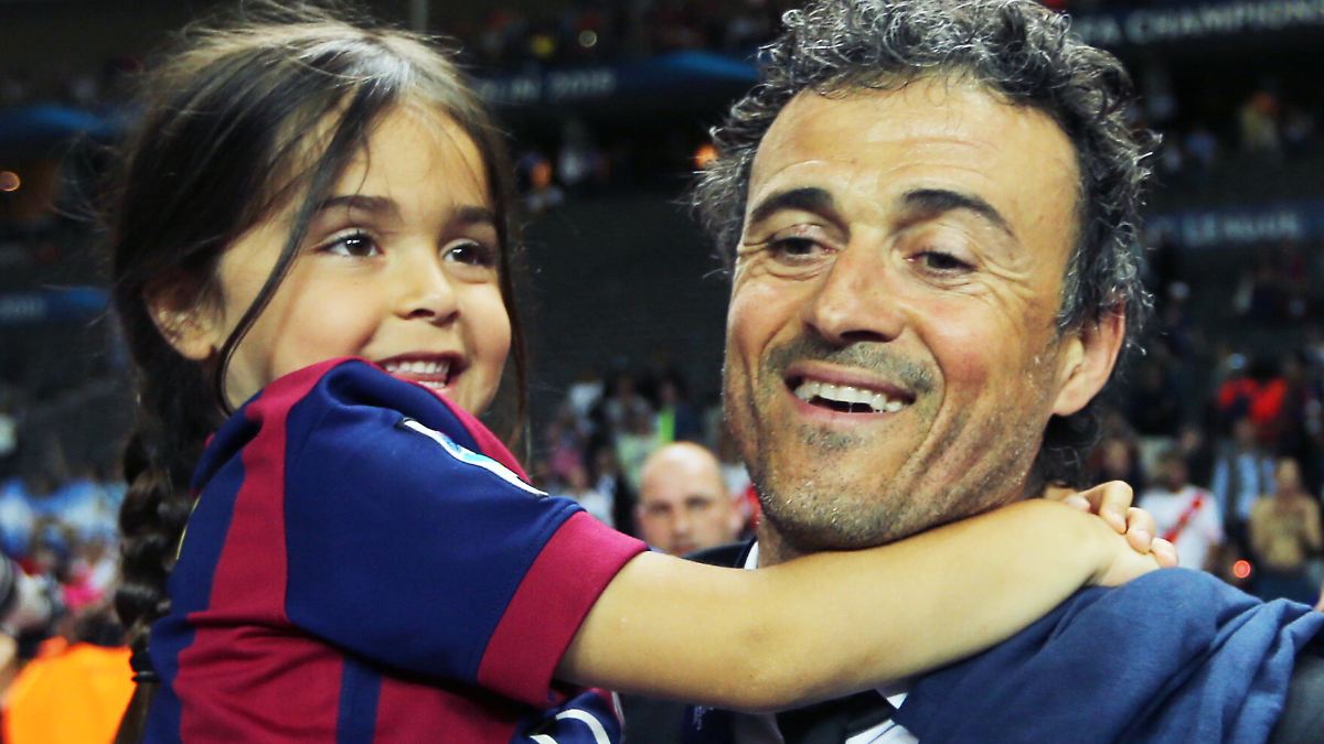 Barcelonas Cheftrainer Luis Enrique und seine Tochter Xana feiern nach dem Sieg im UEFA Champions League-Finale zwischen Juventus FC und dem FC Barcelona im Olympiastadion in Berlin (2015)