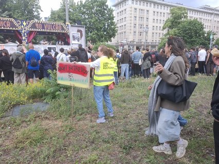 Die Aufforderung, das geschützte Biotop entlang der Karl-Marx-Allee nicht zu betreten, bemerken viele Besuchende gar nicht.