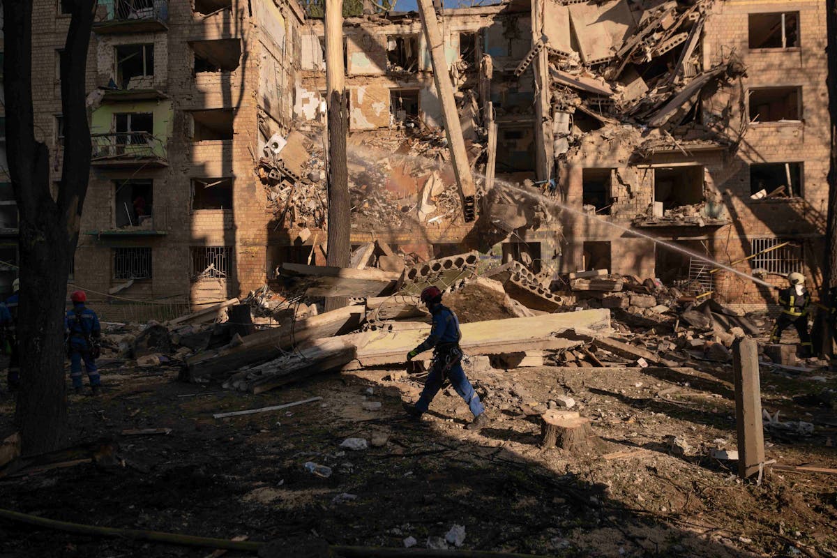 Feuerwehrleute arbeiten an einem Gebäude in Kiew, das während eines russischen Angriffs zerstört wurde. (23. Juni 2025)