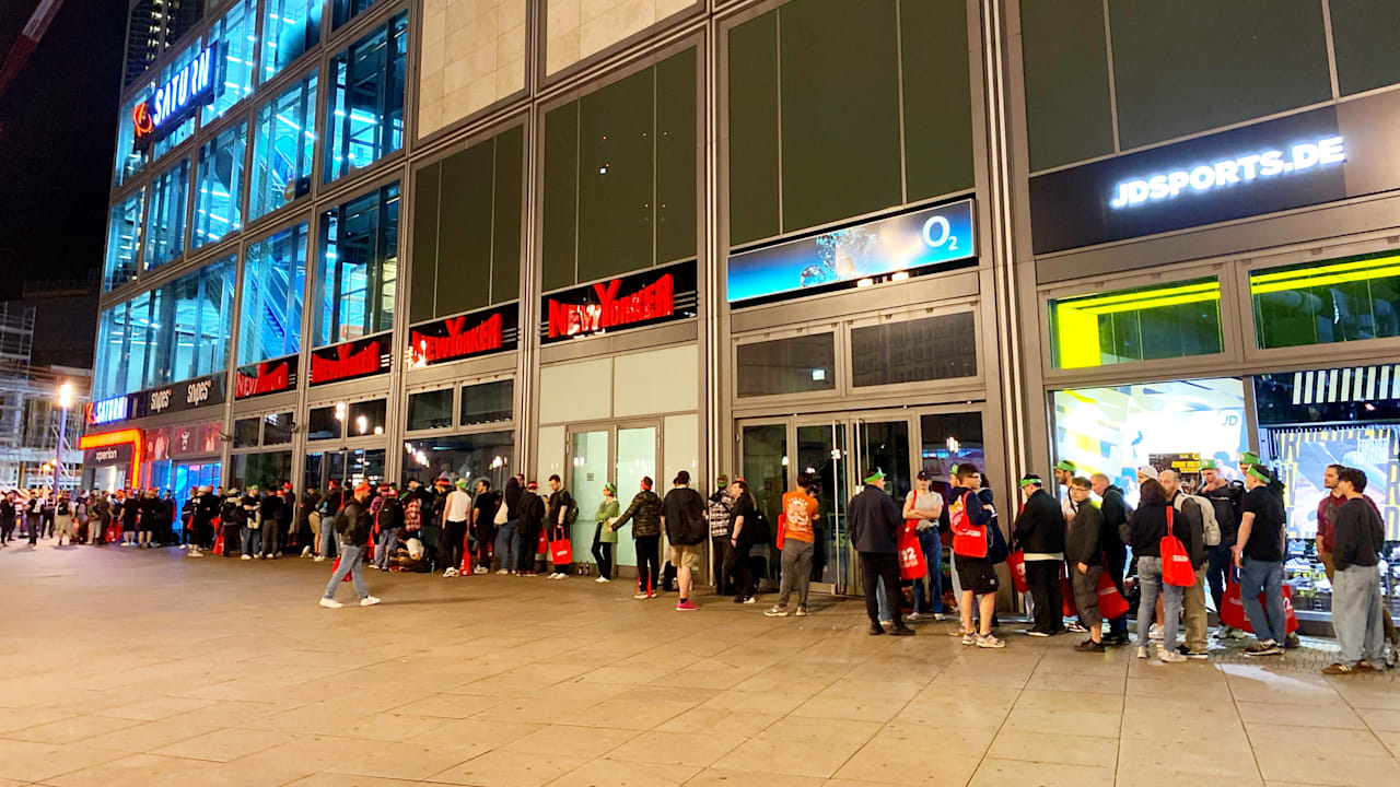 Berlin Alexanderplatz: Hunderte stehen Schlange um Mitternacht | Regional
