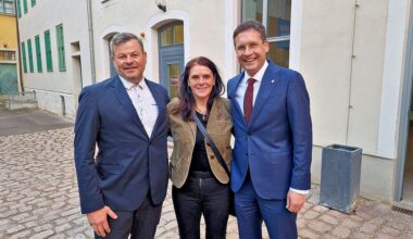 Halles Oberbürgermeister Alexander Vogt (r.) mit zwei seiner engsten Mitarbeitern: Achmed Großer und Beate Saubke. Beide verdienen deutlich mehr Geld, als sie aufgrund ihrer Abschlüsse eigentlich dürften. 