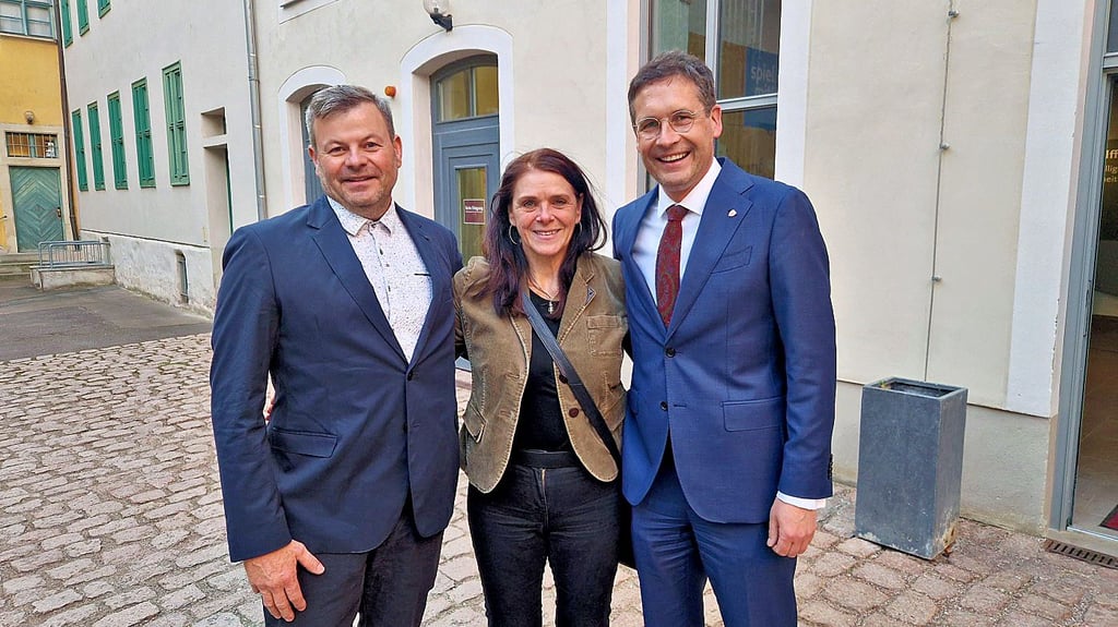 Halles Oberbürgermeister Alexander Vogt (r.) mit zwei seiner engsten Mitarbeitern: Achmed Großer und Beate Saubke. Beide verdienen deutlich mehr Geld, als sie aufgrund ihrer Abschlüsse eigentlich dürften. 